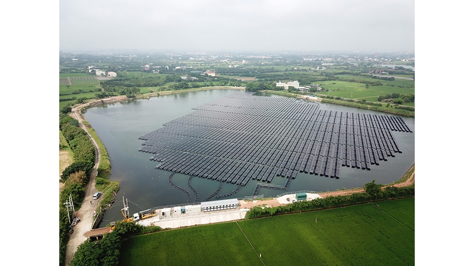 廣大的池水面積，廣布太陽能板作為附近工廠發電之來源。